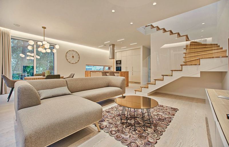 Merdivenli, açık planlı salon