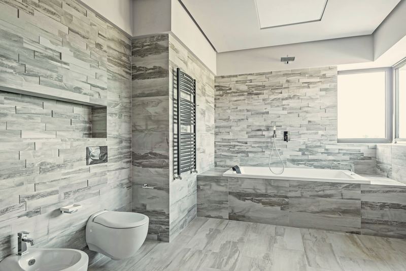 Taş kaplamalı banyo ve küvet