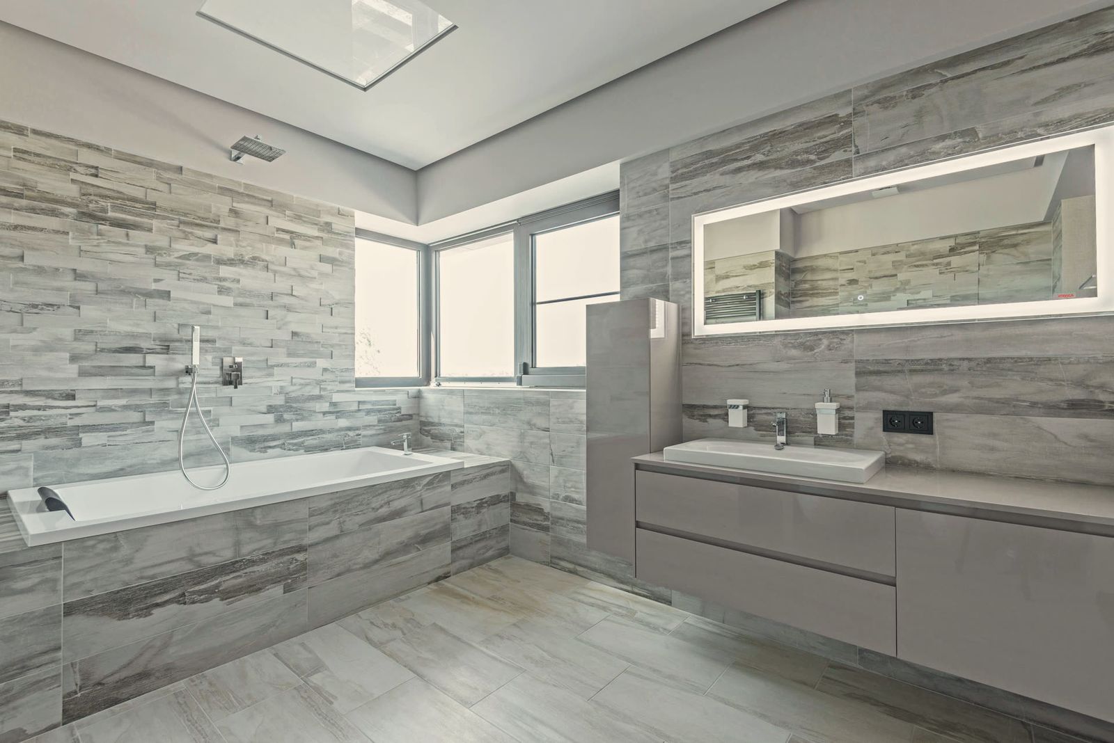 Taş kaplamalı banyo
